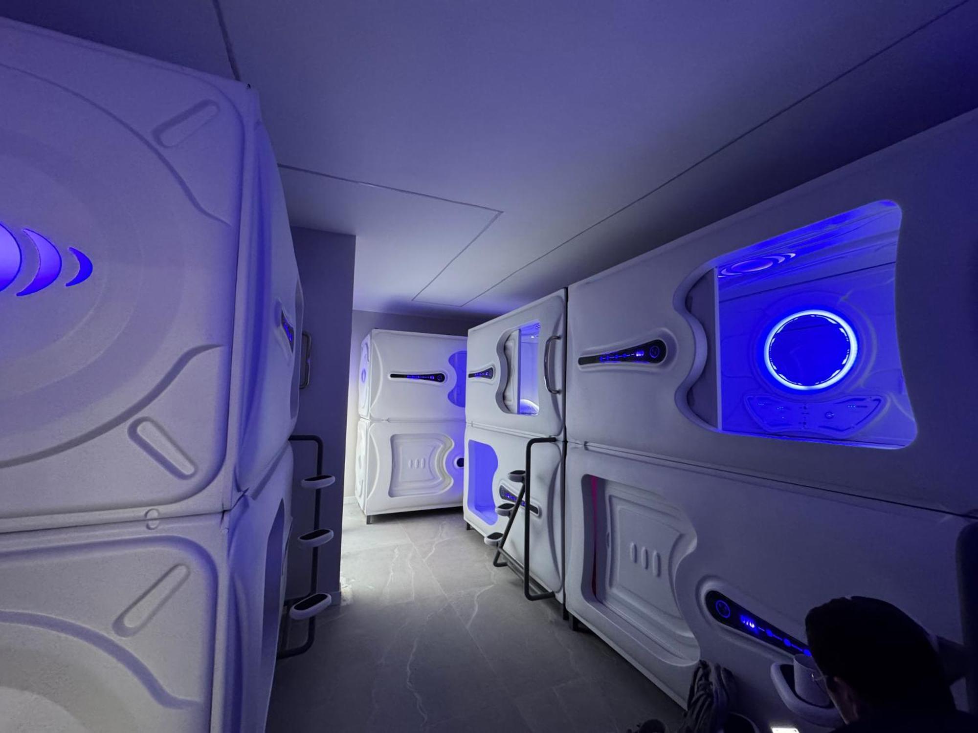 Hostel Space Capsule Madri Exterior foto